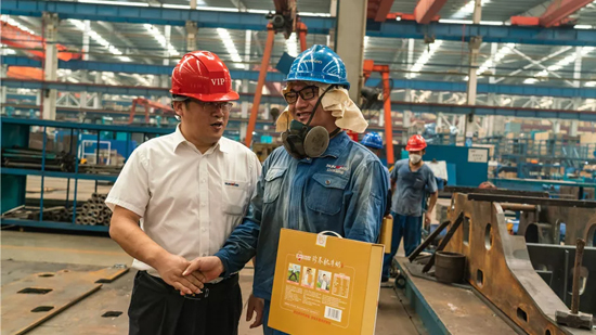 万力集团“送清凉”活动，，，，，，，，慰问一线员工