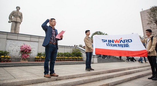 爱岗敬业，，，，，，，，践行雷锋精神