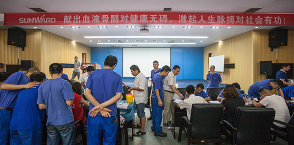 yp街机智能百余员工 冒雨争相献血