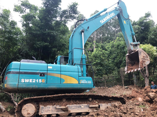 yp街机智能SWE 215E挖掘机是他的左膀右臂！