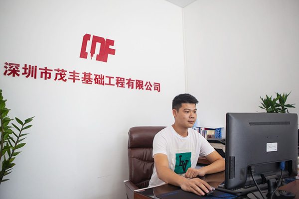 我叫阿忠，，，，，，忠于事业，，，，，，也忠于yp街机智能旋挖钻机