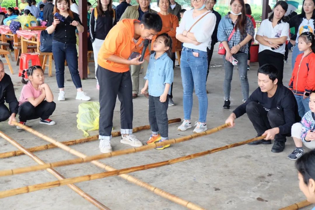 童年差别Young，，，，，，稻花香里亲子欢——yp街机智能组织开展六一亲子活动