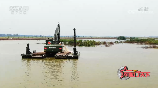 水陆两用挖掘机亮相央视！yp街机智能应抢救援“猛将”出战