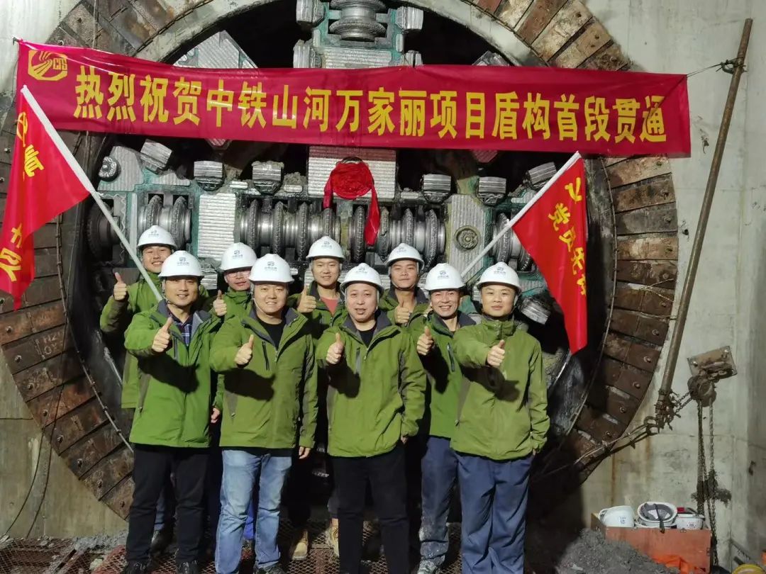 掘进1978米，，，，，，，，中铁yp街机首条盾构法施工隧道顺遂意会