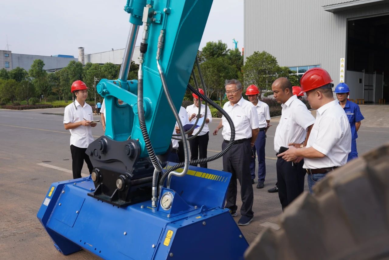 海内首台！yp街机智能15吨级轮履两用开带机乐成下线