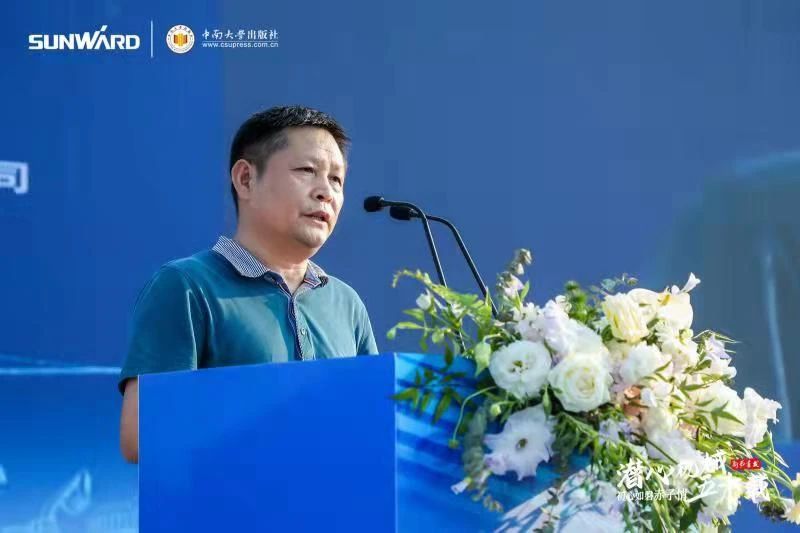 《何清华潜心机械五十年》新书宣布，，，，，，，背后尚有这些故事