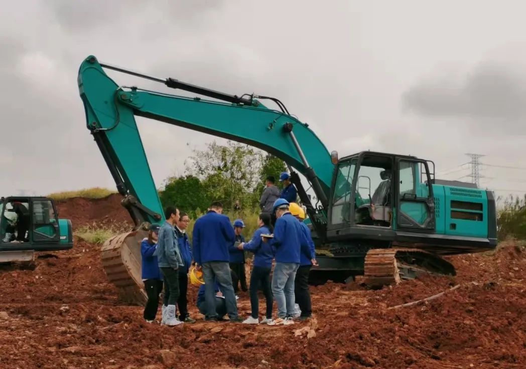 一起来“找茬”！10位“超等体验官”试驾yp街机智能最新“F系列”挖掘机