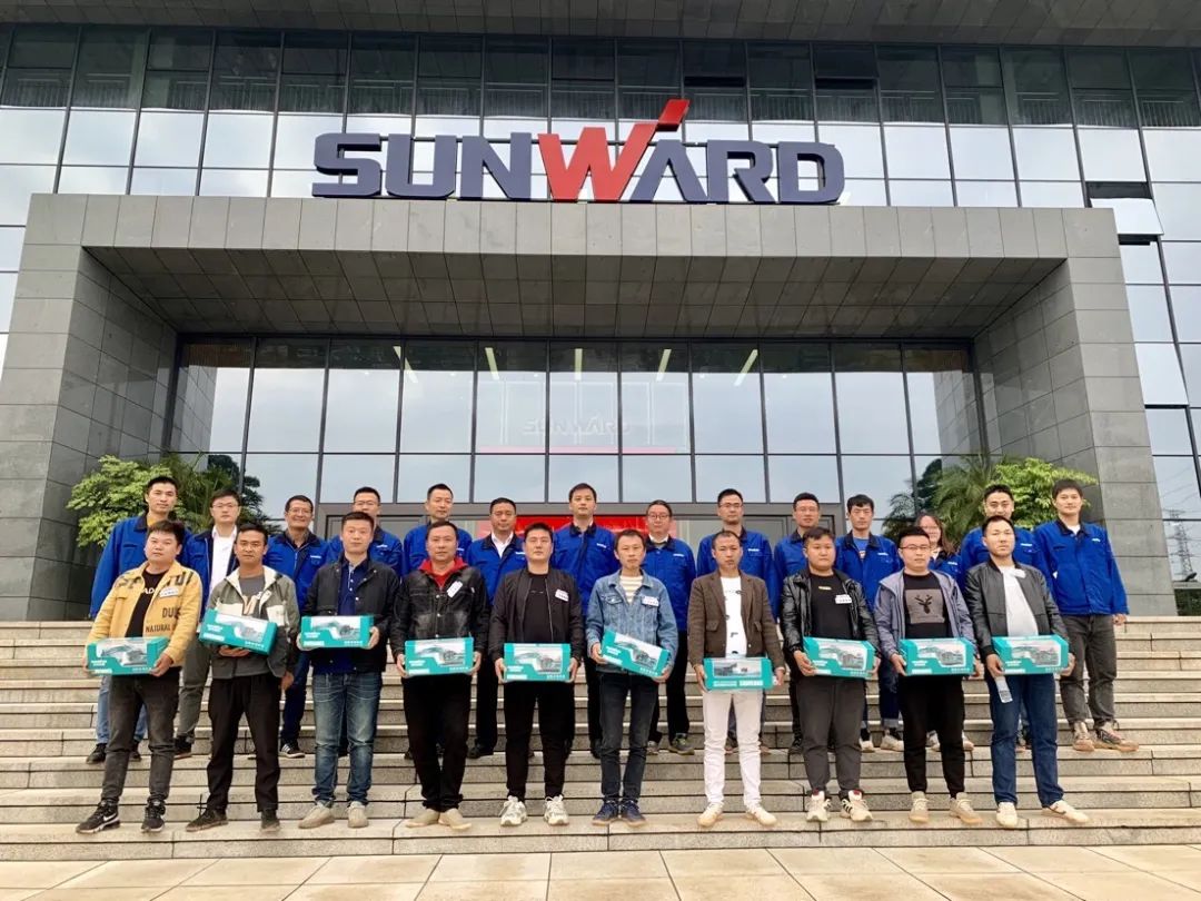 一起来“找茬”！10位“超等体验官”试驾yp街机智能最新“F系列”挖掘机