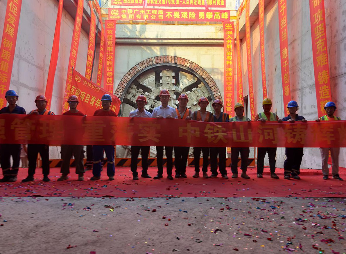 奋战58个昼夜！中铁yp街机32号盾构机顺遂贯串东莞地铁一号线道人区间