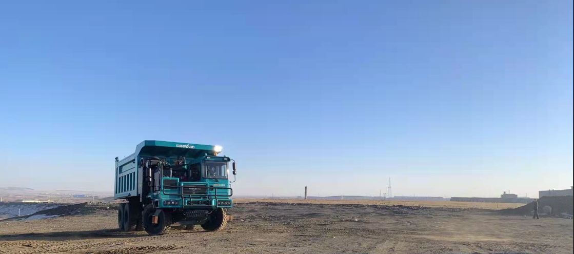 新能源，，，，，，长续航！yp街机智能首台LNG增程式宽体矿卡下线交付