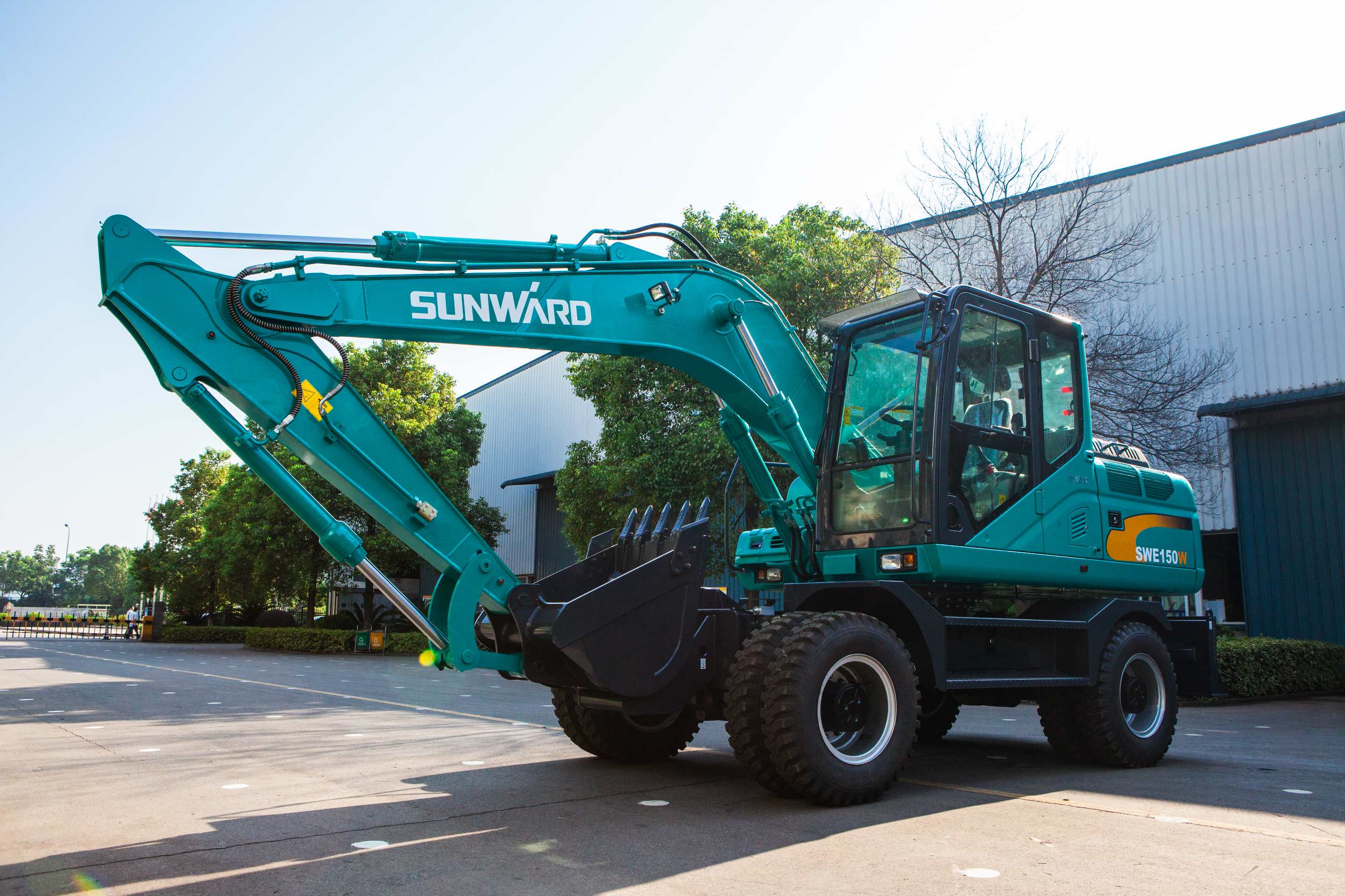 轮胎式挖掘机和履带式挖掘机，，，你更看好哪个？？？