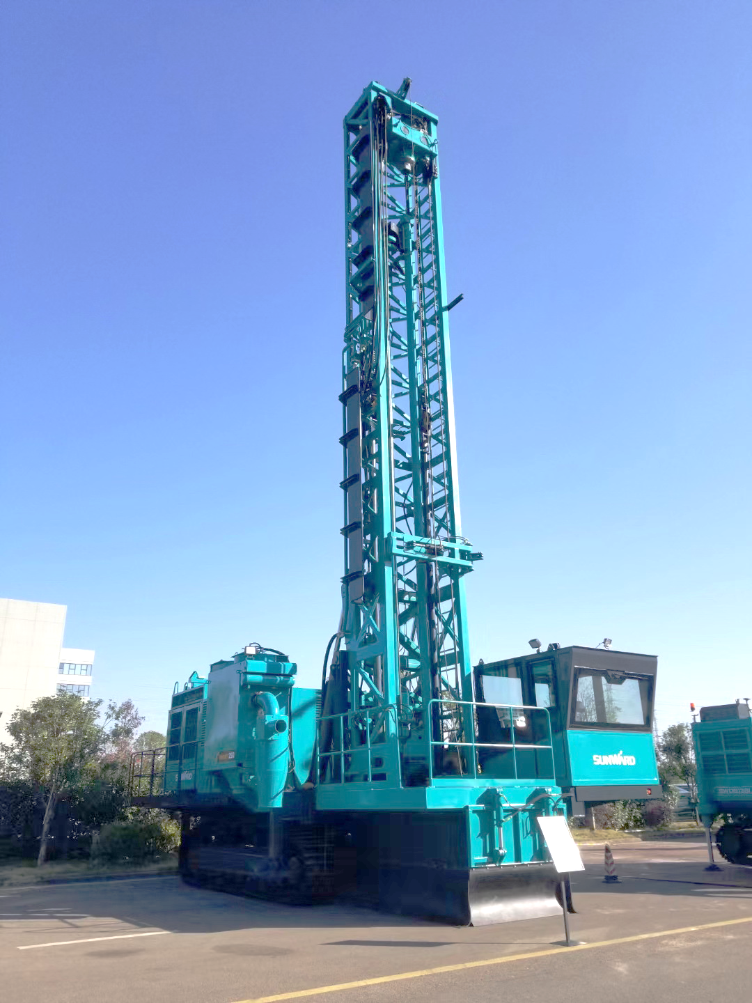 两种钻进模式+更大扭矩！yp街机智能自主研制的全液压牙轮钻机下线