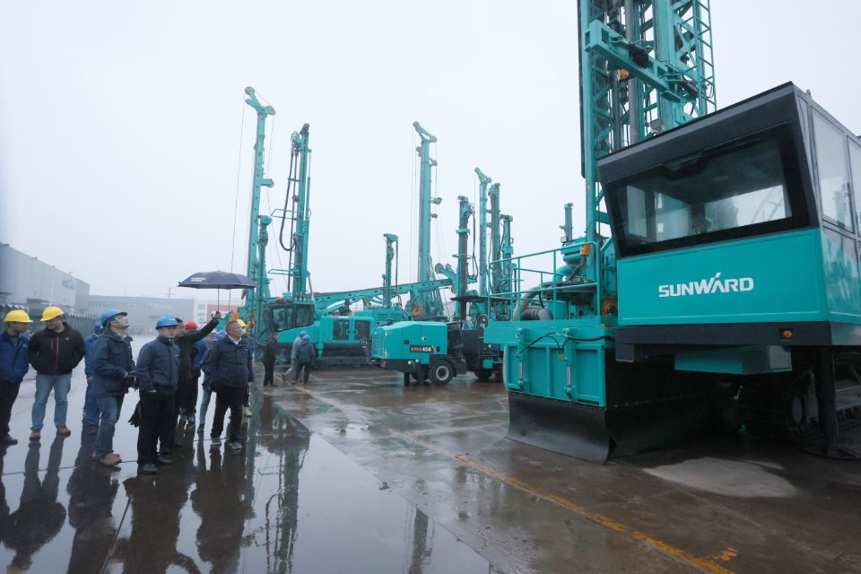 两种钻进模式+更大扭矩！yp街机智能自主研制的全液压牙轮钻机下线