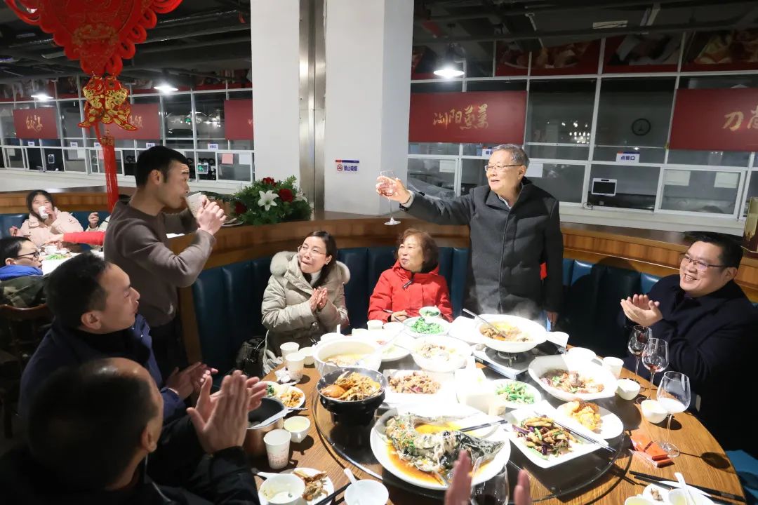 yp街机智能董事长何清华与留厂员工一起过大年！