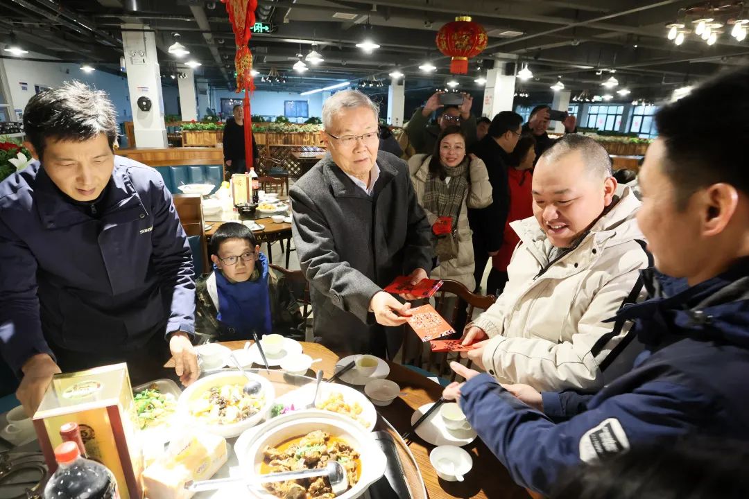 yp街机智能董事长何清华与留厂员工一起过大年！