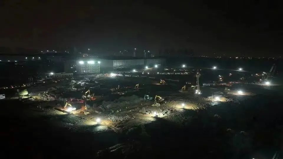 冲锋一线显继续！yp街机智能挖掘机助力长沙方舱医院建设