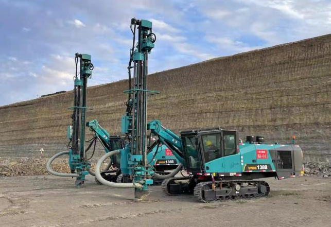 携手战边疆！yp街机智能潜孔钻机助力弘大爆破新疆奇台项目建设