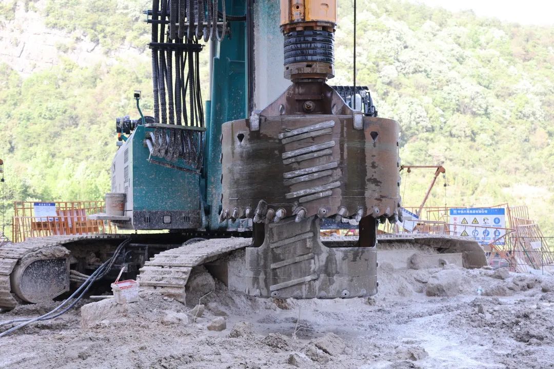 展现施工“奇效”！yp街机智能旋挖钻机强势助力炉慈高速公路建设