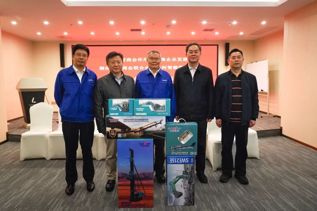 抱团出海，，，携手共赢！何清华带队赴湖南异地商会联合会造访交流