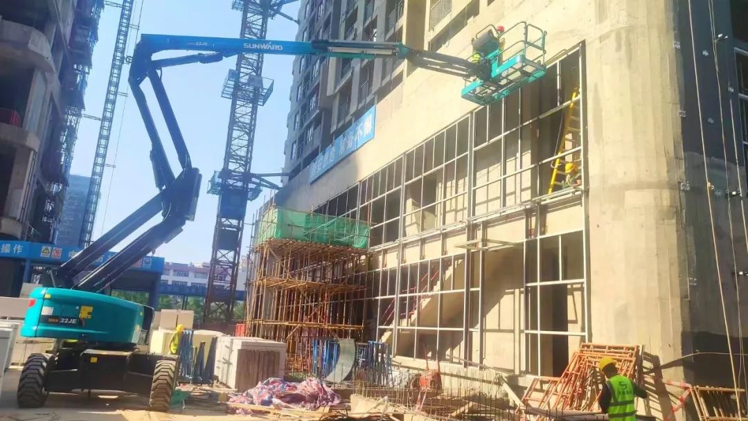 正式“上岗”！yp街机智能首台电动曲臂式高空作业平台入驻华南市场