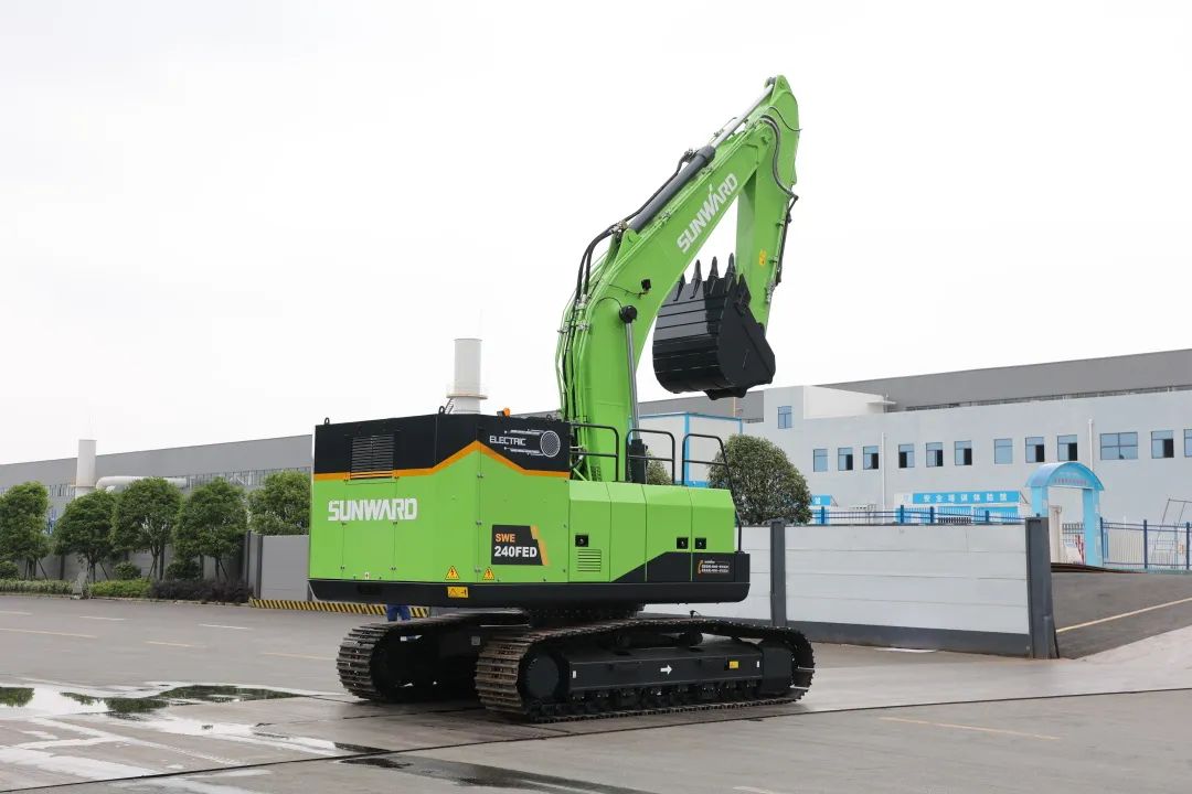 征战川藏铁路！yp街机智能新一代电动挖掘机乐成交付