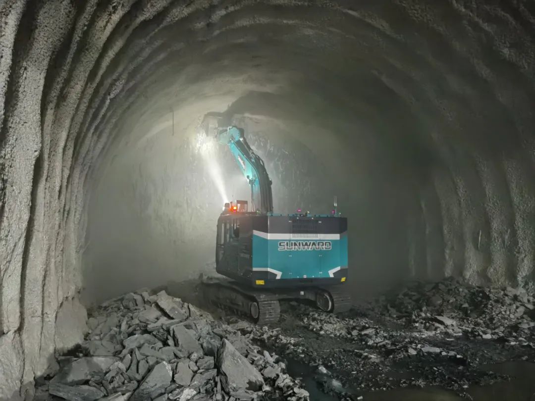 征战川藏铁路！yp街机智能新一代电动挖掘机乐成交付