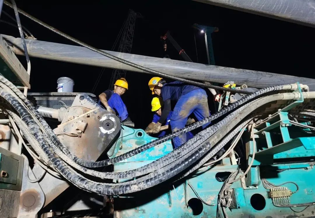 “创立施工事业！”他们和yp街机智能“超等桩备”一起助建燕矶长江大桥