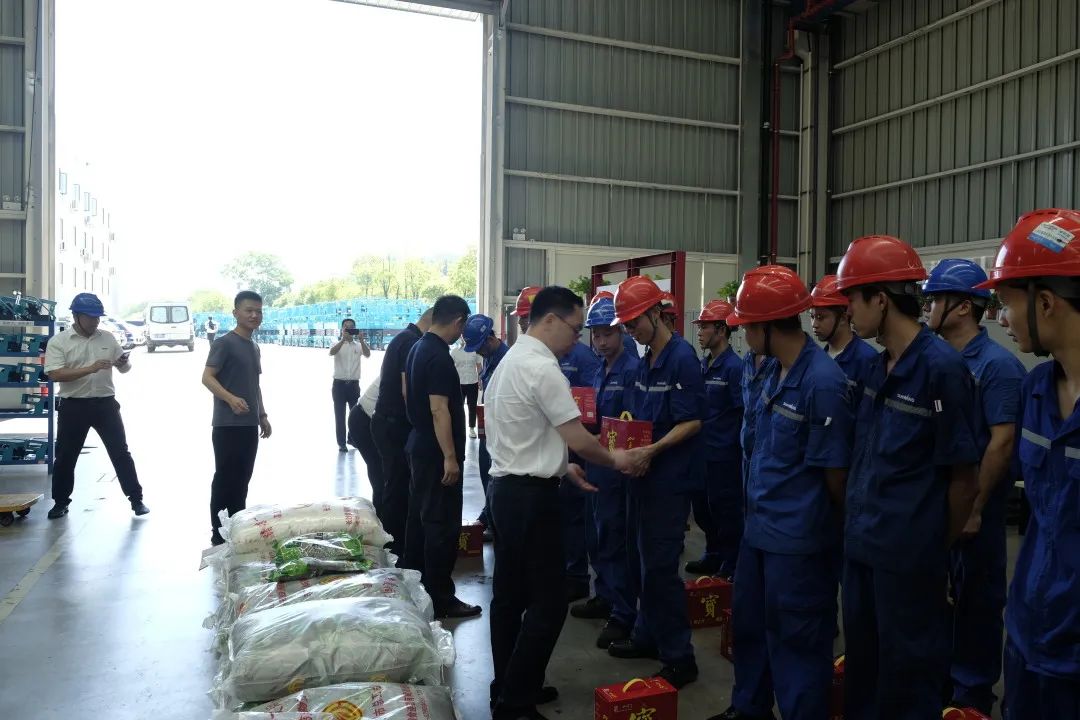 长沙市总工会慰问yp街机智能一线员工