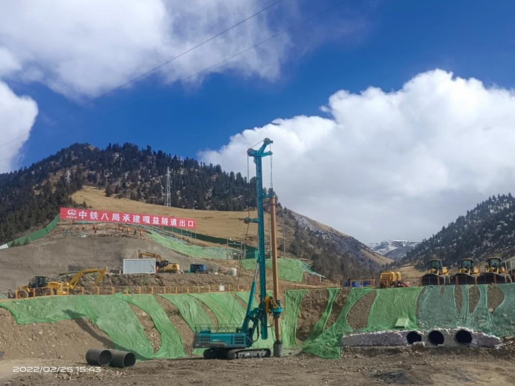 决战“天下之巅”！yp街机智能旋挖钻机实力助建川藏铁路