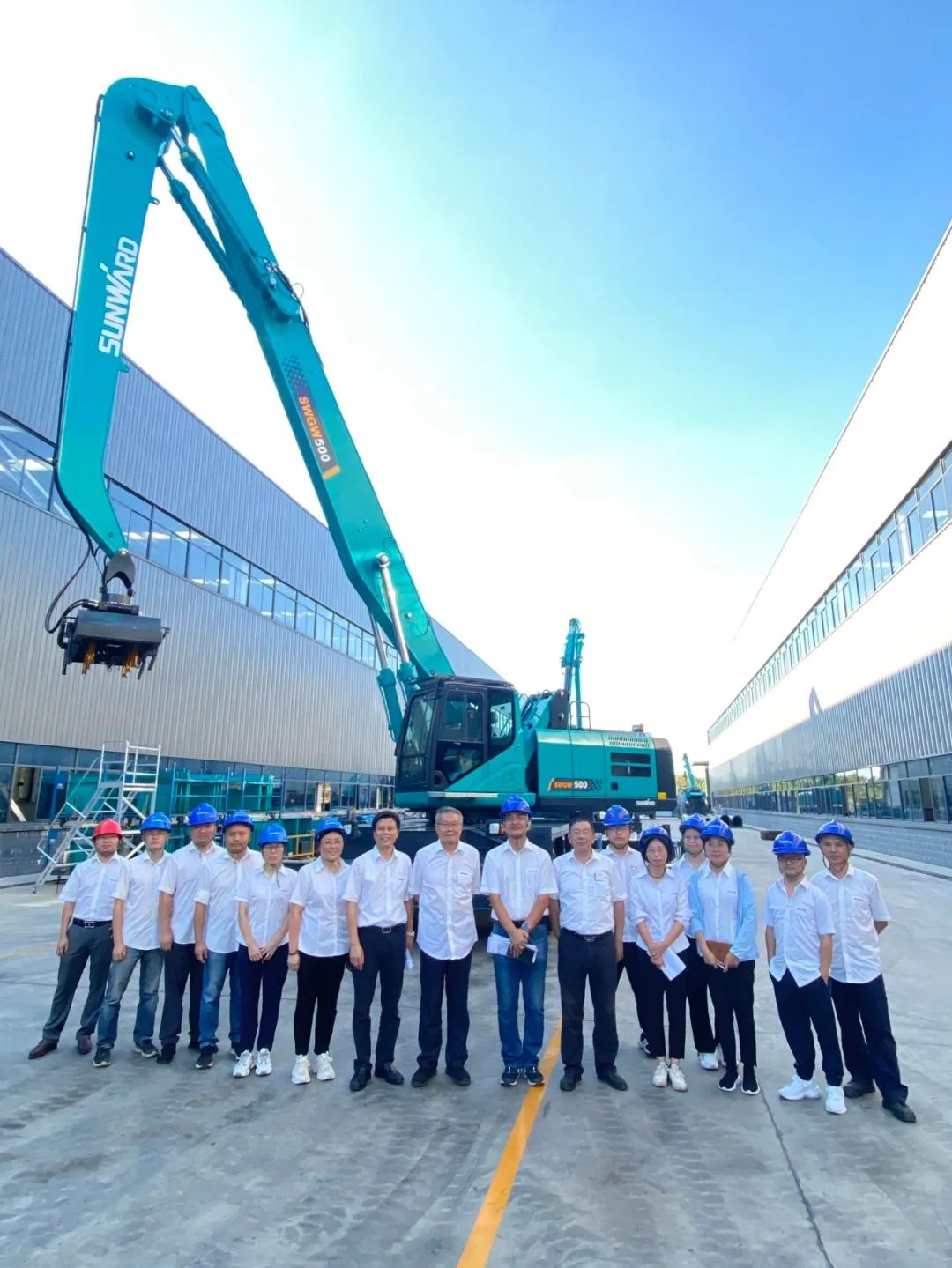 作业幅度达18米，，，，，，yp街机智能首台轮式抓料机乐成下线