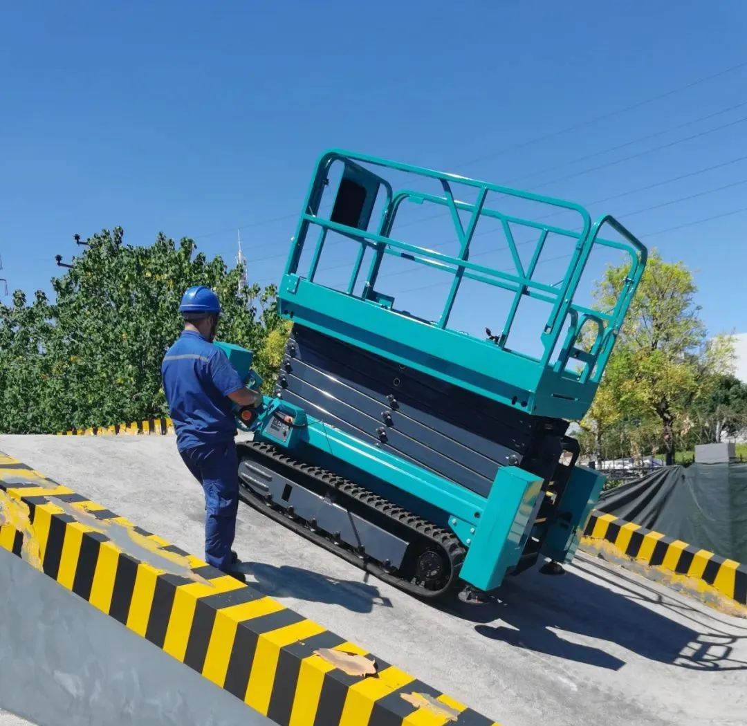 加速电动化产品结构，，，，，，，yp街机智能第一款履带剪叉式高空作业平台来了！