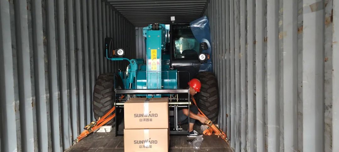 单笔采购金额万万元！yp街机智能伸缩臂叉装车批量出口