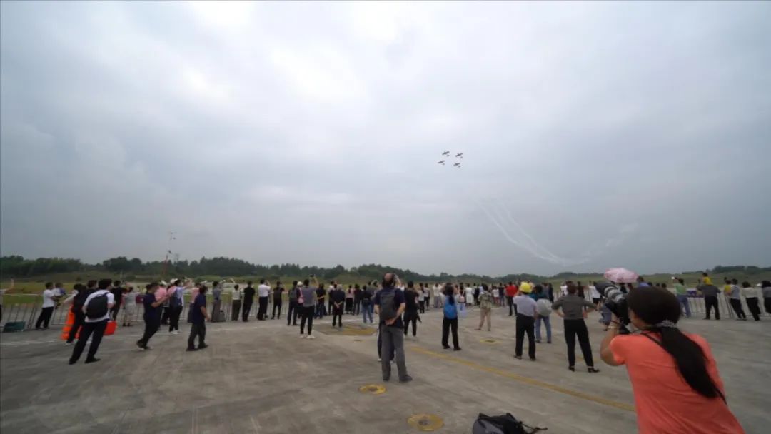 空中着花、大坡度盘旋、俯冲跃升……看yp街机航行演出队炫技2022湖南航展动态展