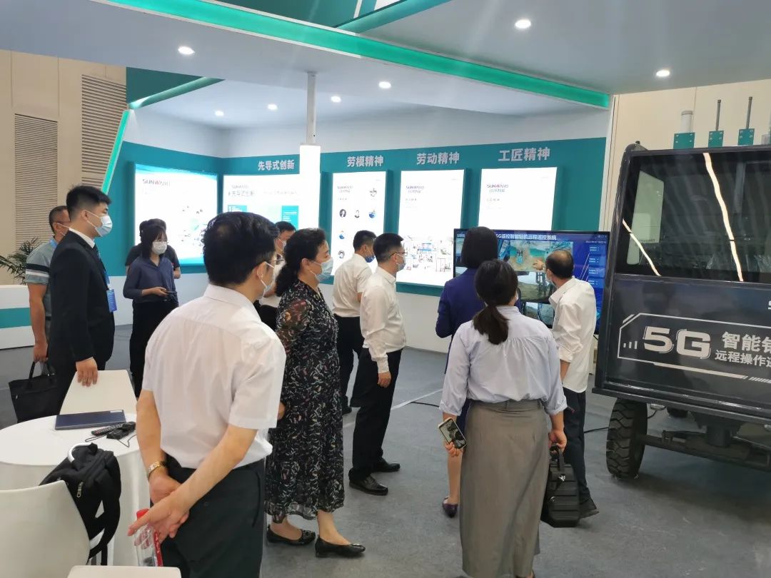 匠心yp街机，，，，，，，，制造报国！yp街机智能装备亮相首届湖湘劳模工匠立异效果展