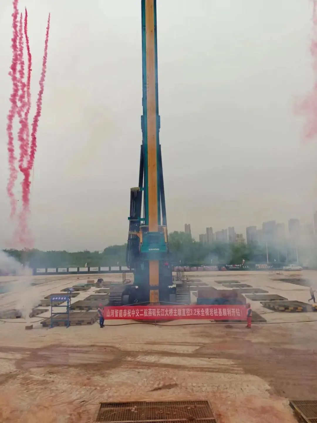 超等“桩”备实力亮剑！yp街机智能携手武汉乐成建设攻克燕矶长江大桥重大地层施工难题
