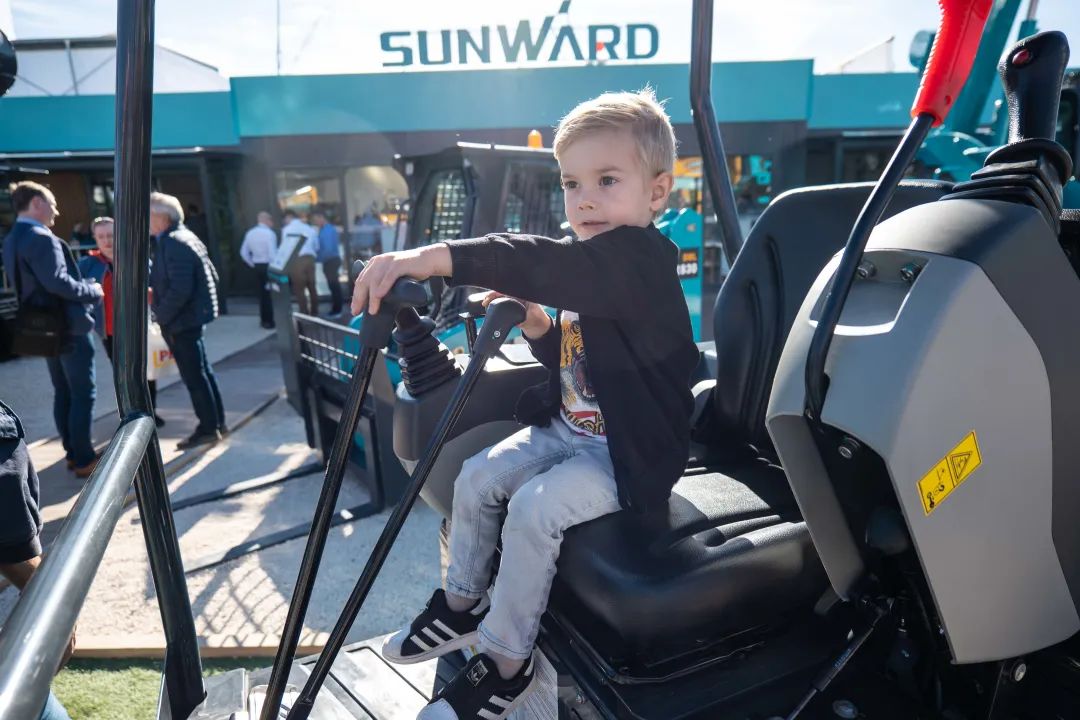 Bauma 2022 | 一组火热现场图带您重温yp街机智能德国宝马展之旅