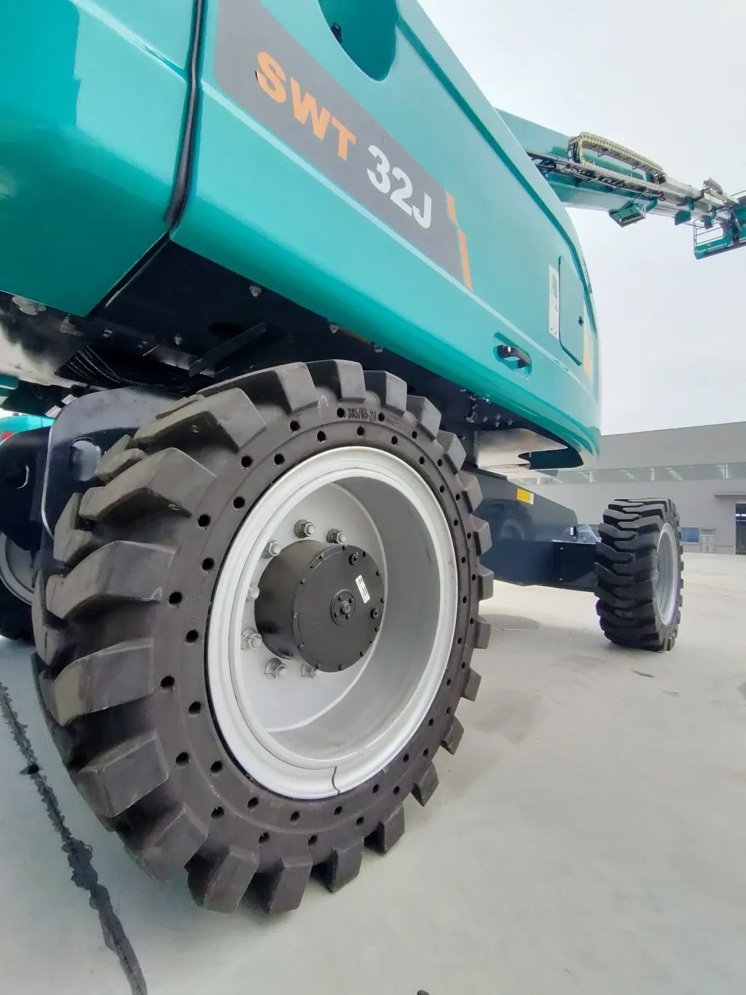 无需扩桥！yp街机智能国四款32米直臂式高空作业平台乐成下线