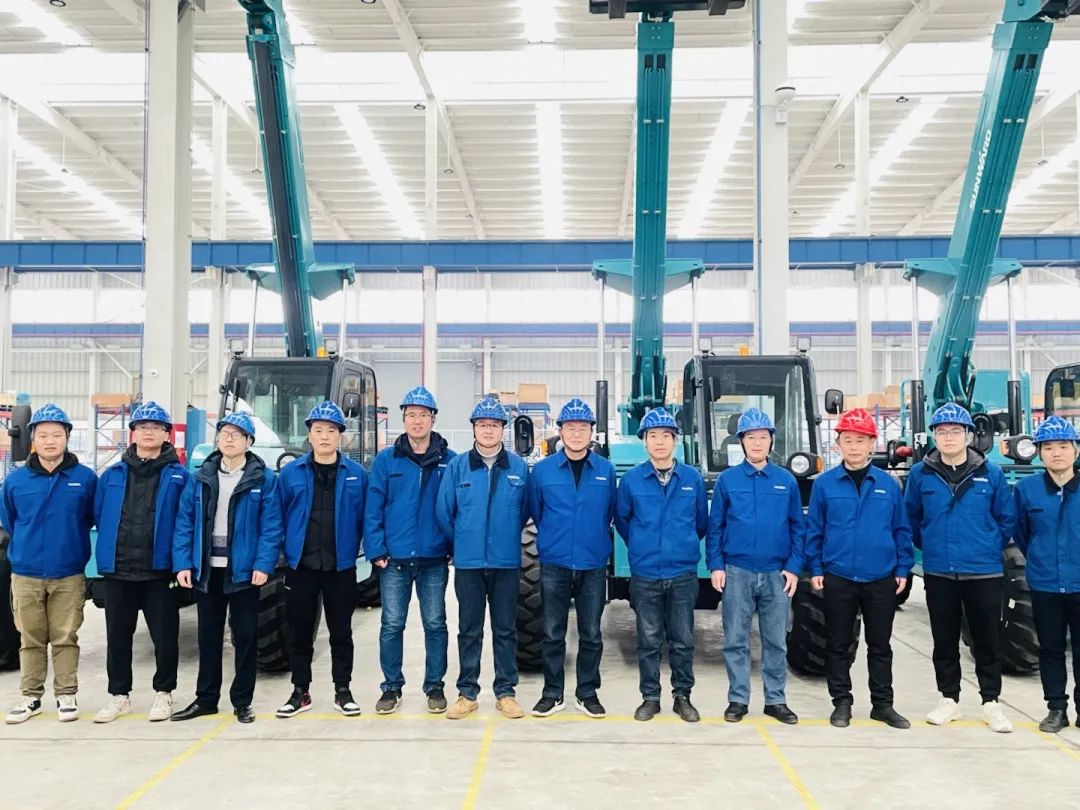 “兔飞猛进”添新品！yp街机智能两款伸缩臂叉装车同时下线