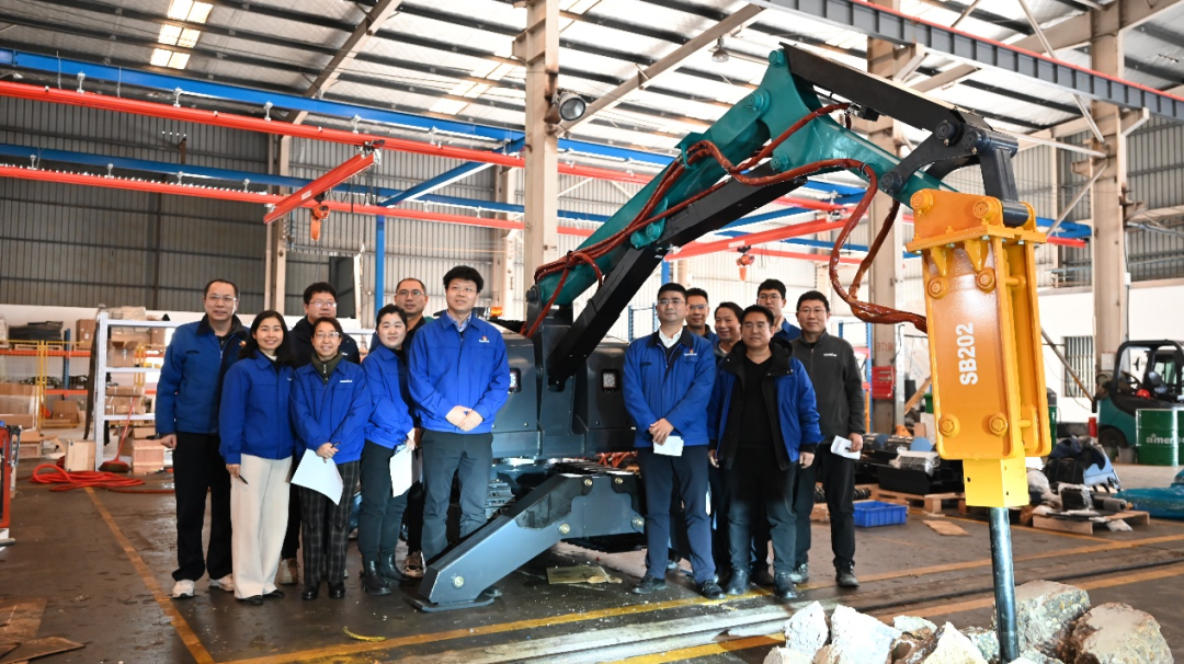 破拆应急，，，，，，，智能继续！yp街机特装SWR280DE破拆机械人下线交付