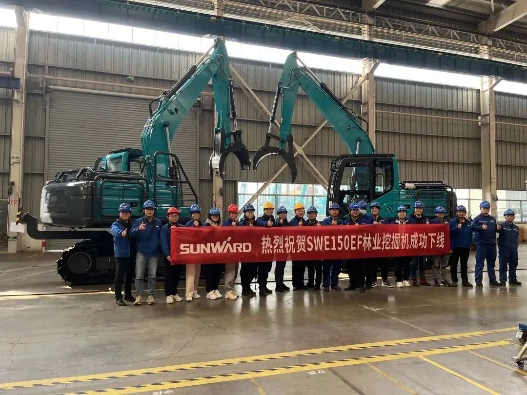 翻山越岭，，，，，，，称霸“武林”！yp街机智能首款中型林业挖掘机乐成下线