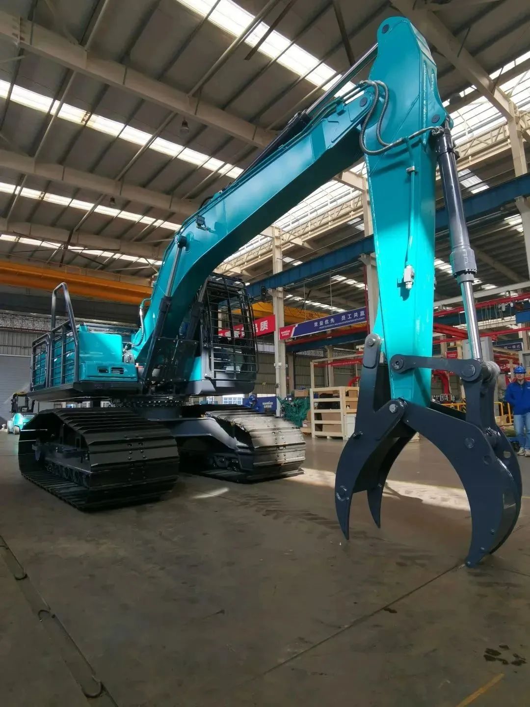 翻山越岭，，，，，，，称霸“武林”！yp街机智能首款中型林业挖掘机乐成下线