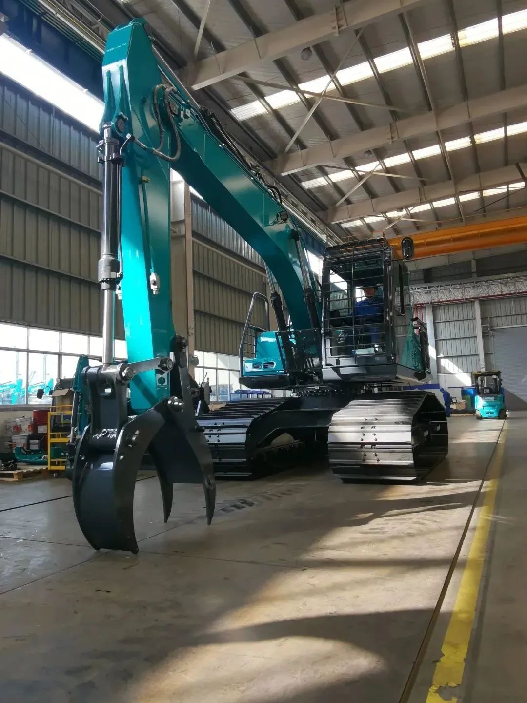 翻山越岭，，，，，，，称霸“武林”！yp街机智能首款中型林业挖掘机乐成下线