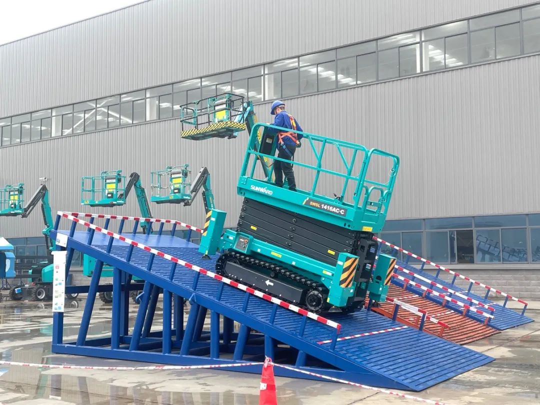 出厂即“出道”！yp街机智能首款履带剪叉式高空作业平台批量上市