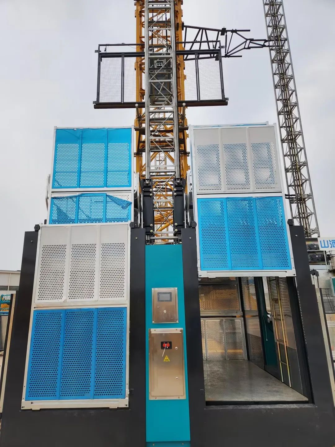 科技显能、再添新品！yp街机江麓智能施工升降机乐成下线