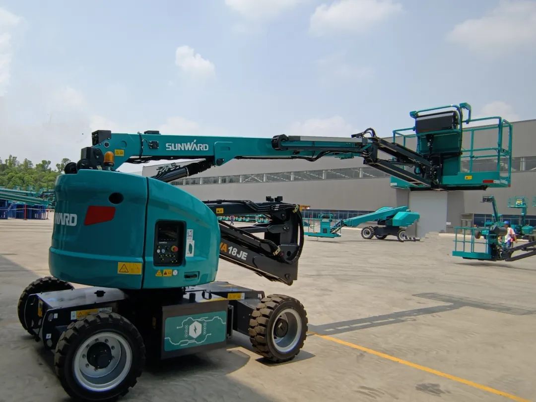 新能源家族再添“新丁”！yp街机智能三款电动臂式高空作业平台齐下线