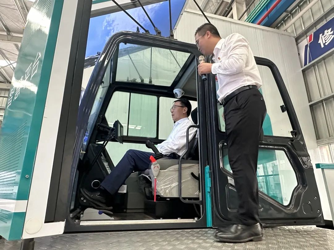 中国联通集团副总司理梁宝俊到访yp街机智能