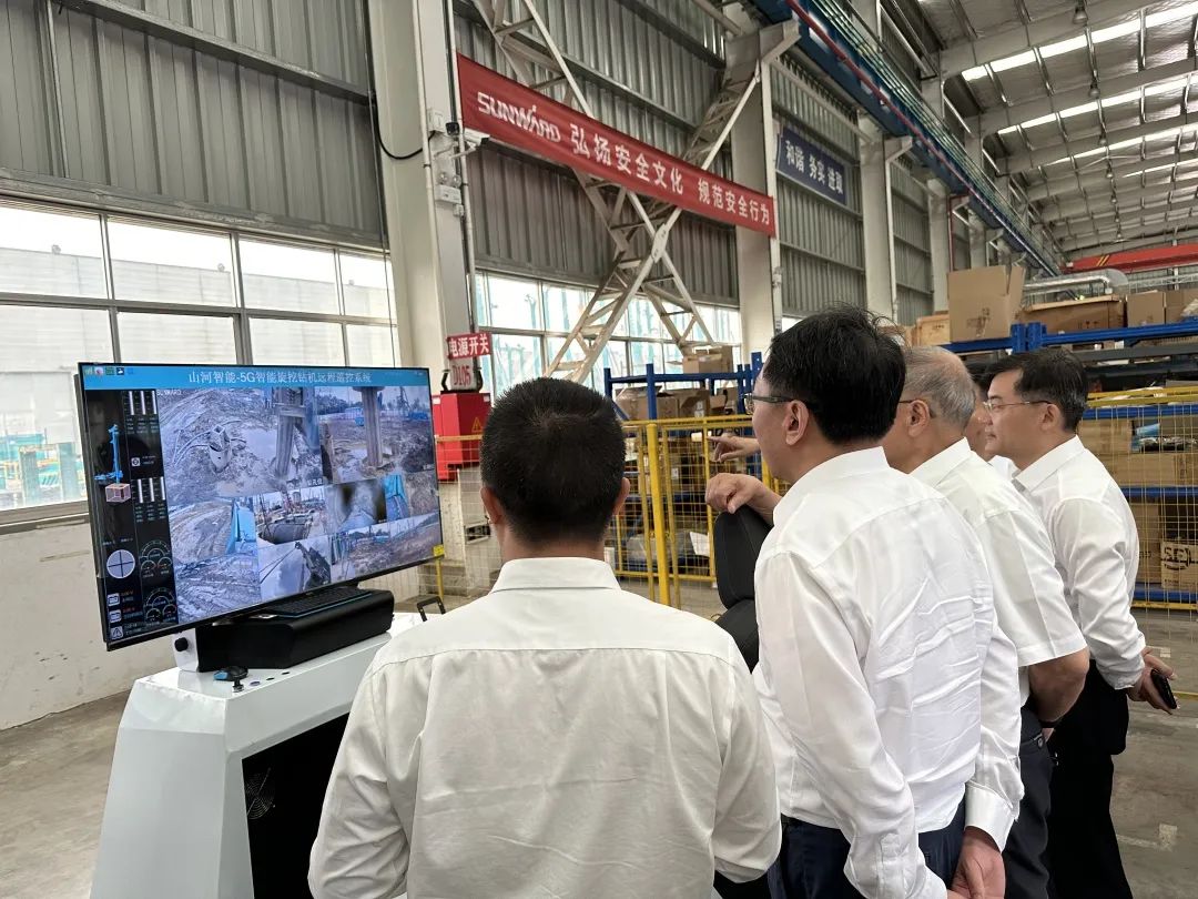 中国联通集团副总司理梁宝俊到访yp街机智能