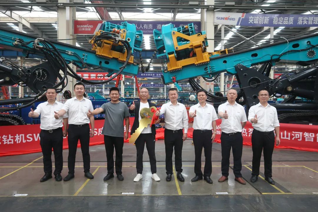 助力“双碳”、绿动未来！yp街机智能增程式电动旋挖钻机、液压混淆动力旋挖钻机齐交付