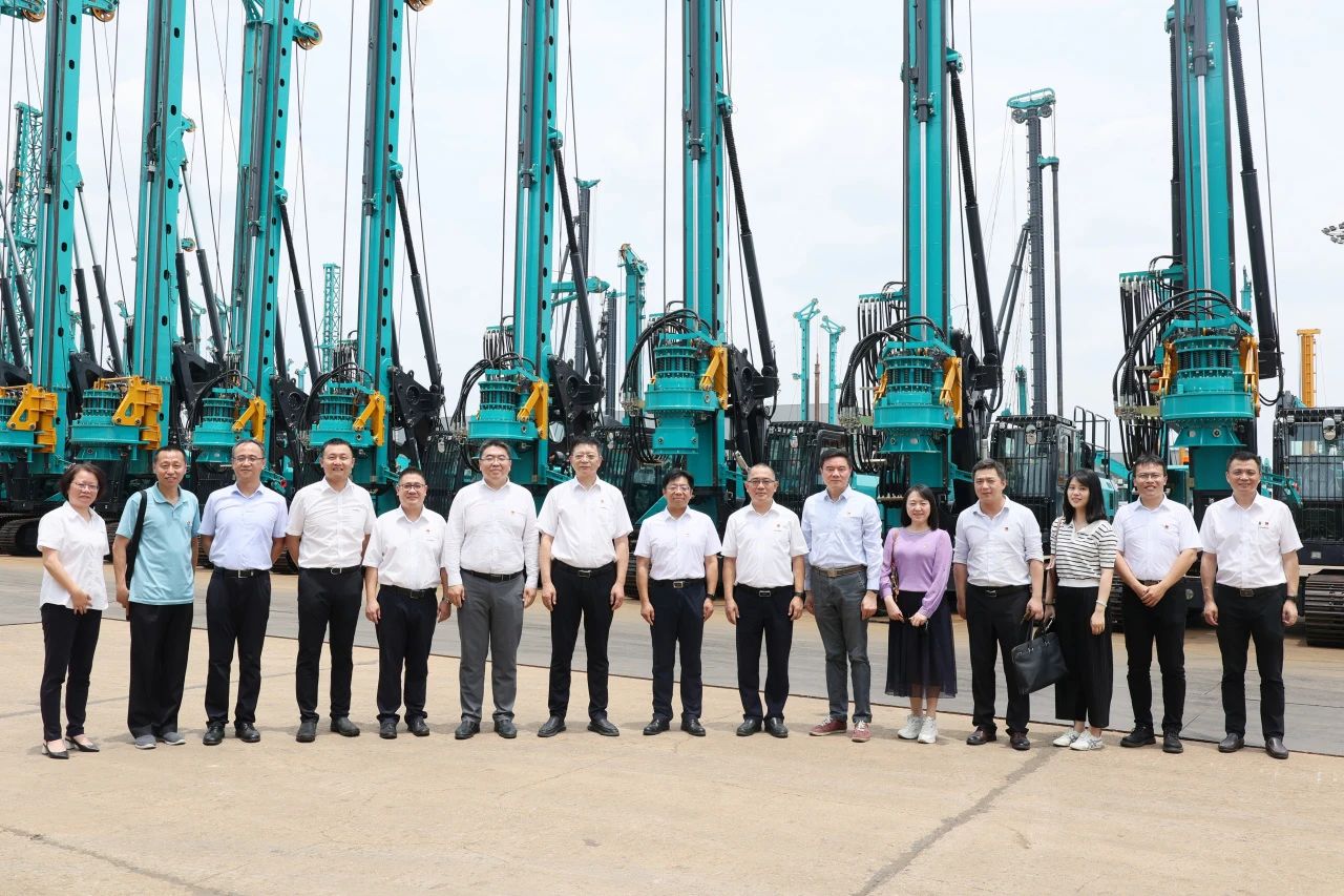 中国收支口银行总行党委委员、副行长李钧一行调研yp街机智能