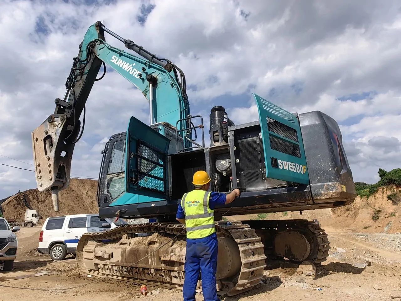 步履一直，，，，，，，效劳不止！yp街机智能挖掘机效劳万里行火热举行中